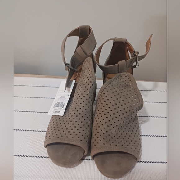 Universal Thread Women's Hannah Laser Cut Heeled Pump Sandals 8.5 NWT - Picture 1 of 7